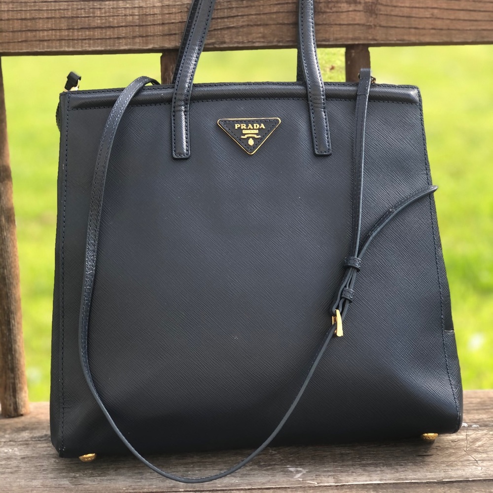 💙Beautiful Auth. Prada Bag!💙